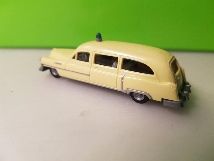 Praline - Cadillac 54 Station Ambulance [wit] 1/87, Hobby en Vrije tijd, Modelauto's | 1:87, Zo goed als nieuw, Auto, Overige merken