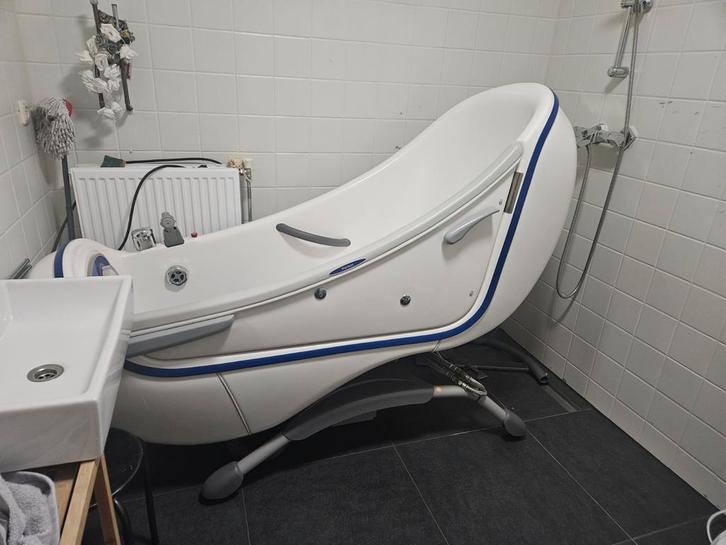 ligbad invalide rolstoel gehandicapten bad zo goed als nieuw, Huis en Inrichting, Badkamer | Complete badkamers, Zo goed als nieuw