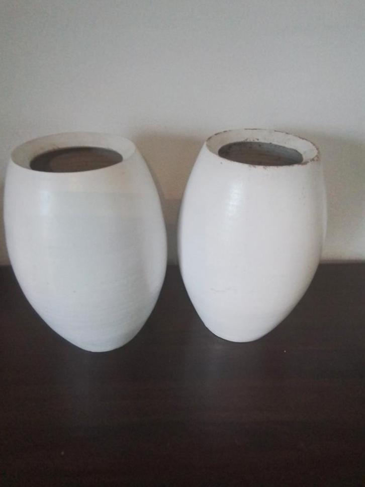 2 witte bloempotten, Tuin en Terras, Bloempotten, Gebruikt, Aardewerk, Binnen, Minder dan 40 cm, Minder dan 25 cm, Rond, Ophalen