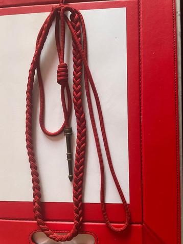 Rode nestel / rood ere koord  beschikbaar voor biedingen