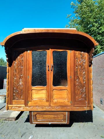 Houtsnijwerk antieke woonwagen pipowagen tiny house beschikbaar voor biedingen