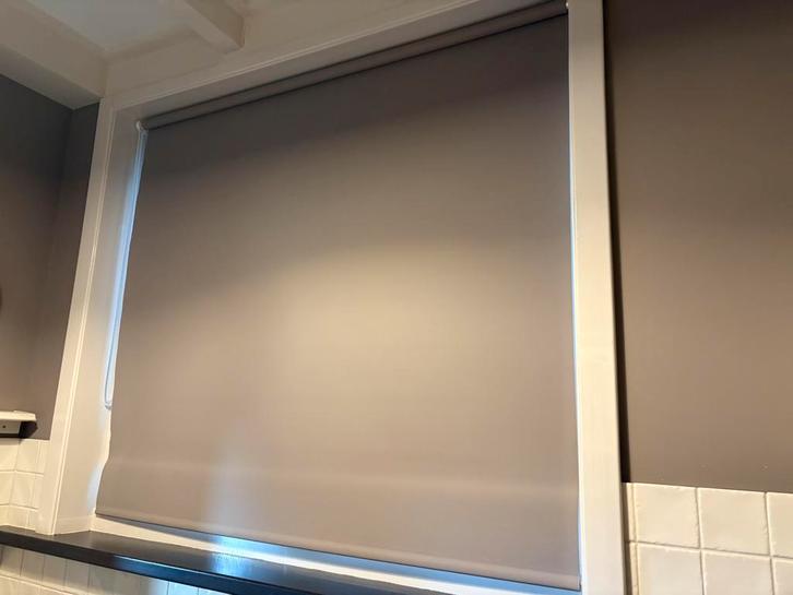 Taupe grijze rolgordijnen in diverse maten - verduisterend, Huis en Inrichting, Stoffering | Gordijnen en Lamellen, Zo goed als nieuw