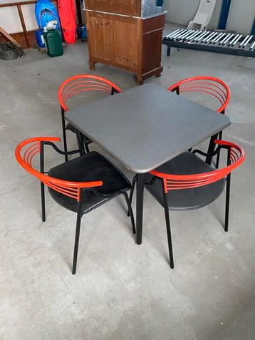 Tafel met 4 stoelen beschikbaar voor biedingen
