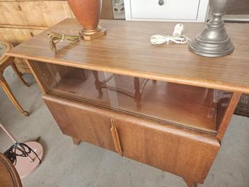 Oud theekastje met glazen schuifdeuren  Vintage, Retro. beschikbaar voor biedingen