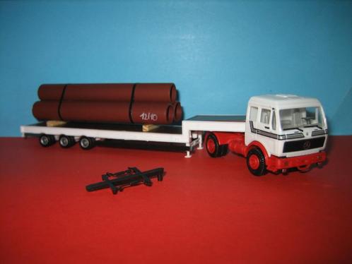 Dieplader  blanco  MERCEDES met lading Buizen Herpa, Hobby en Vrije tijd, Modelauto's | 1:87, Zo goed als nieuw, Bus of Vrachtwagen