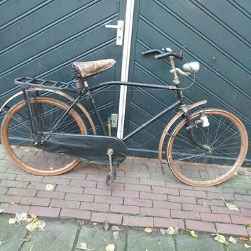Antieke fiets met wielen van hout  beschikbaar voor biedingen