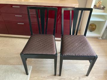 Houten stoelen (2 stuks) beschikbaar voor biedingen