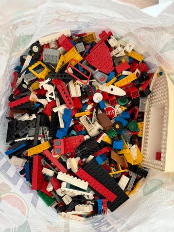 Grote tas vol lego jaren 80/90 met veel boekjes en poppetjes beschikbaar voor biedingen