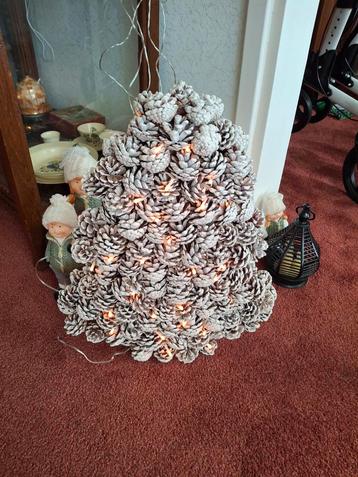 Kerstboom denneappels beschikbaar voor biedingen