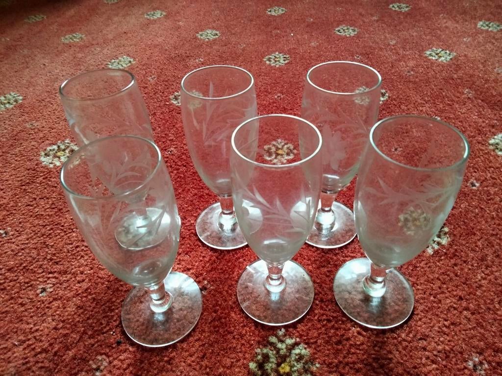 Set van 6 sherry glazen met gegraveerd bladmotief, Antiek en Kunst, Antiek | Glas en Kristal, Ophalen of Verzenden