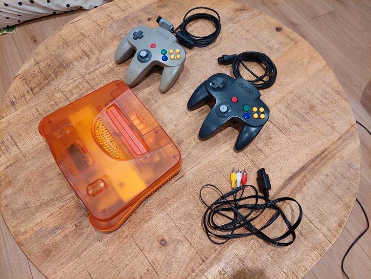 Fire Orange Funtastic Nintendo 64 console, Spelcomputers en Games, Spelcomputers | Nintendo 64, Gebruikt, Met 2 controllers, Ophalen of Verzenden