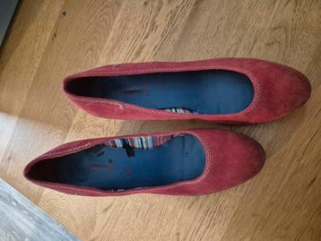 Pump rood suede beschikbaar voor biedingen