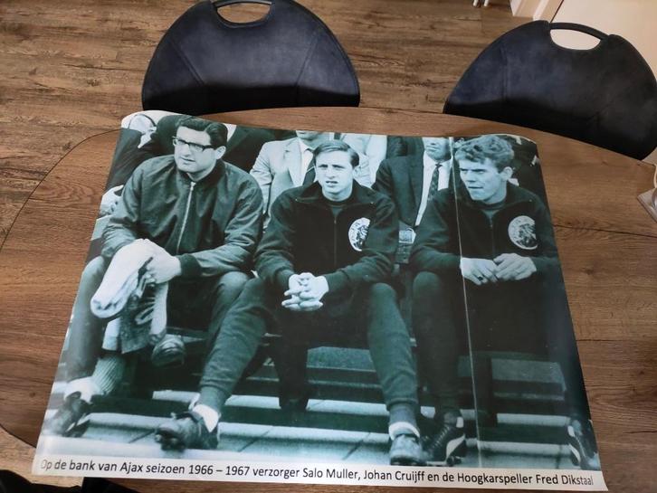 Poster Johan Cruijff op de bank bij Ajax, Verzamelen, Sportartikelen en Voetbal, Nieuw, Poster, Plaatje of Sticker, Ajax, Ophalen of Verzenden