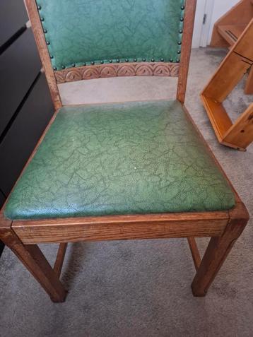 Twee groene vintage stoeltjes. beschikbaar voor biedingen