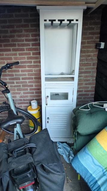 Allerhande kast met glazenhangers beschikbaar voor biedingen