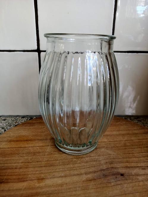 Vaasje van geribbeld glas., Huis en Inrichting, Woonaccessoires | Vazen, Zo goed als nieuw, Overige kleuren, Minder dan 50 cm