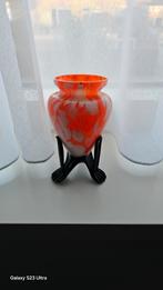 Oranje-witte opaal vaas Murano uniek met zwarte voet, Oranje, Ophalen of Verzenden, Minder dan 50 cm, Glas