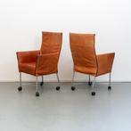 2x Montis Chaplin eetkamerstoelen Buffalo Maron, Ophalen of Verzenden, Zo goed als nieuw, Leer