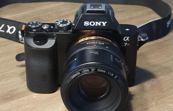 Sony A7R met automatische lensadapter en Canon EF 50mm 1.8, Audio, Tv en Foto, Fotocamera's Digitaal, Zo goed als nieuw, Compact