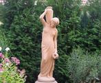Tuinbeeld vrouw met 2 kruiken spuitfiguur, Nieuw, Beton, Mensenbeeld, Verzenden