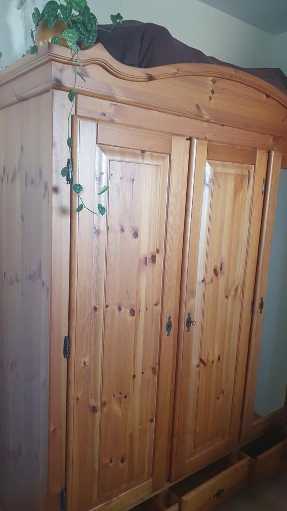 Houten kledingkast met veel ruimte, Gebruikt, 150 tot 200 cm, Landelijk, 50 tot 75 cm