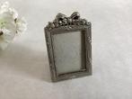 Vintage klein fotolijstje zilverkleurig met strik, Audio, Tv en Foto, Fotografie | Fotolijsten, Ophalen of Verzenden, Gebruikt