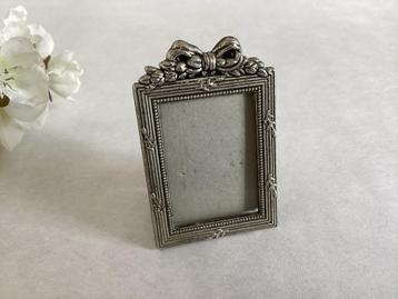 Vintage klein fotolijstje zilverkleurig met strik beschikbaar voor biedingen