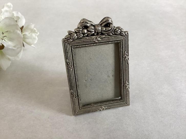 Vintage klein fotolijstje zilverkleurig met strik, Audio, Tv en Foto, Fotografie | Fotolijsten, Gebruikt, Ophalen of Verzenden