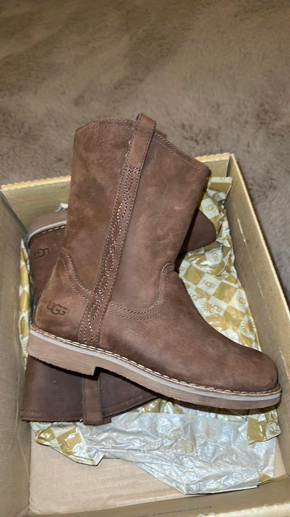 Nieuw in doos ugg maat 29 leren bruine laarsjes unisex, Kinderen en Baby's, Kinderkleding | Schoenen en Sokken, Ophalen of Verzenden
