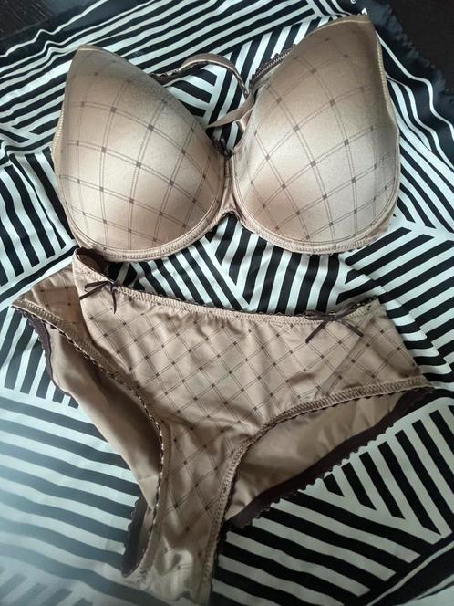 Prachtige BH en broekje, Kleding | Dames, Ondergoed en Lingerie, Setje, Beige, Ophalen of Verzenden