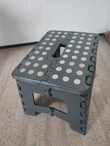 Opstapje / Krukje - Inklapbaar - Grijs 22 cm hoog beschikbaar voor biedingen