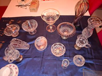 Oud glaswerk, schaaltjes, kannetjes, brievenstandaard, vaas beschikbaar voor biedingen