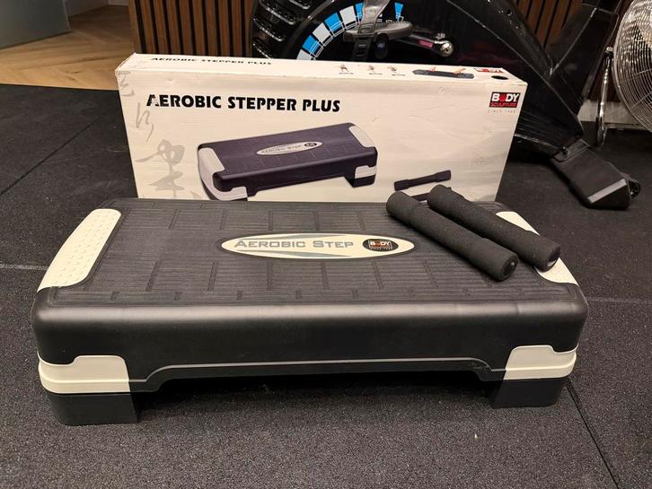 Aerobic Step + kleine gewichtjes, Sport en Fitness, Fitnessmaterialen, Nieuw, Stepbank, Benen, Ophalen of Verzenden