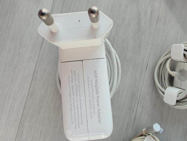 Apple MacBook MagSafe Power-Adapter 60W aangeboden, Computers en Software, Laptop-opladers, Zo goed als nieuw, Ophalen of Verzenden