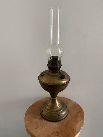 Antieke olielamp met glazen kap beschikbaar voor biedingen