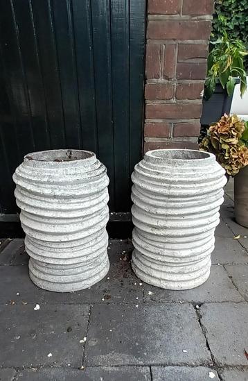 Twee ronde platenpotten voor buiten beschikbaar voor biedingen