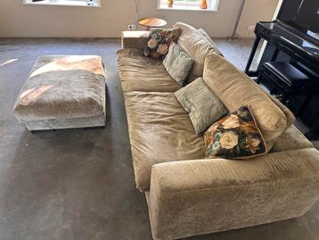 Martinez Cardona  Design Lounge Bank
