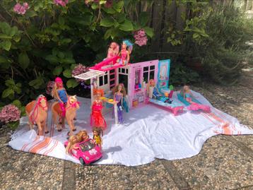 Barbie’s met barbie huis, inklapbaar beschikbaar voor biedingen