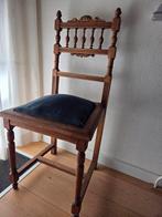 Antieke houten stoel.  Met lichtblauw fluwelen zitting, Huis en Inrichting, Stoelen, Gebruikt, Overige kleuren, Vintage, Hout