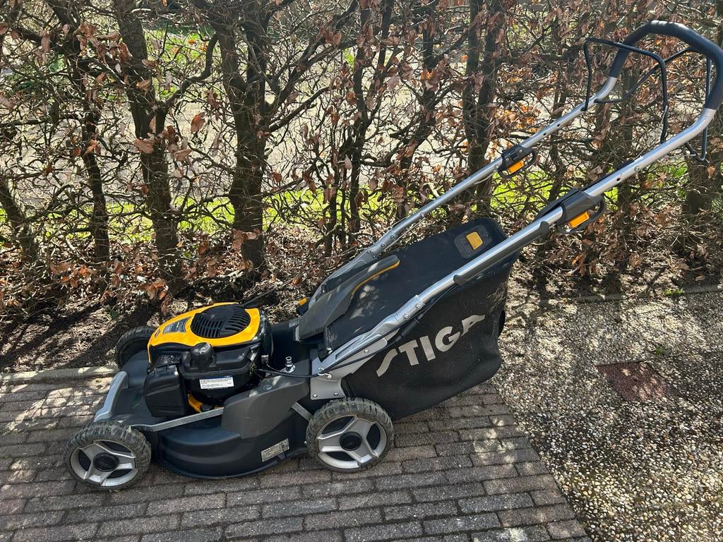 Stiga Benzine Grasmaaier met Aandrijving en Mulchfunctie, Tuin en Terras, Grasmaaiers, Ophalen, Cirkelmaaier, Mulchfunctie, Zo goed als nieuw