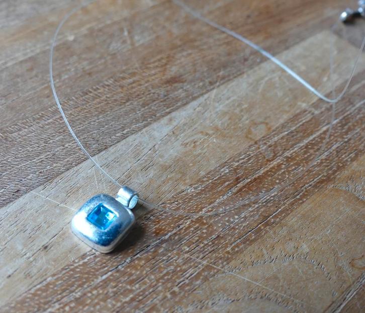 Ketting nylon met zilverkleurig en blauw hangertje, Sieraden, Tassen en Uiterlijk, Kettingen, Gebruikt, Overige materialen, Blauw