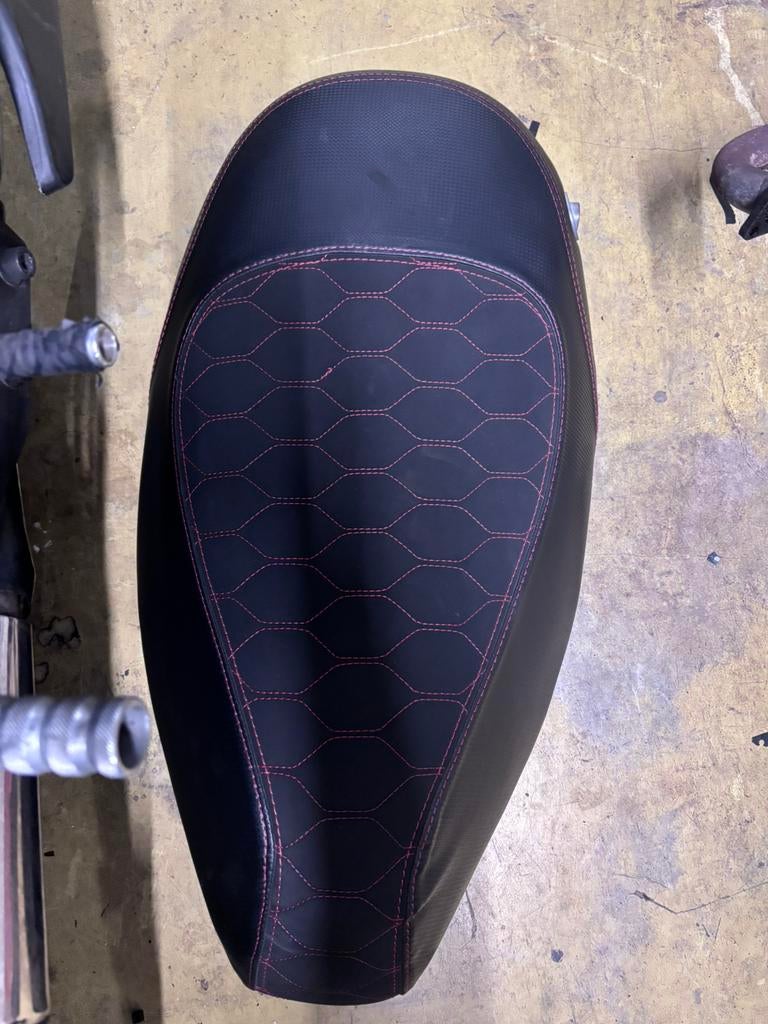 Zip Audi zadel rood, Motoren, Ophalen of Verzenden