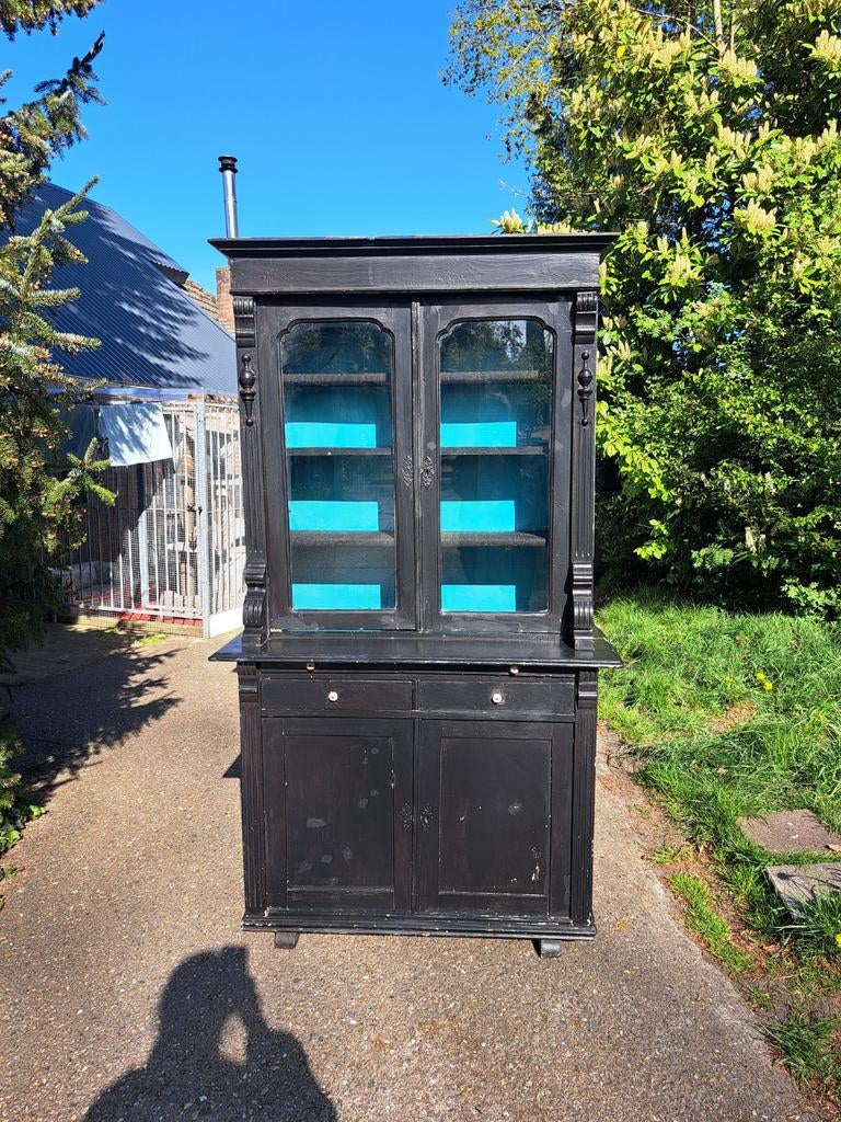 Antieke Zwarte Buffetkast met Broodplank – Opknapper , Ophalen, Gebruikt