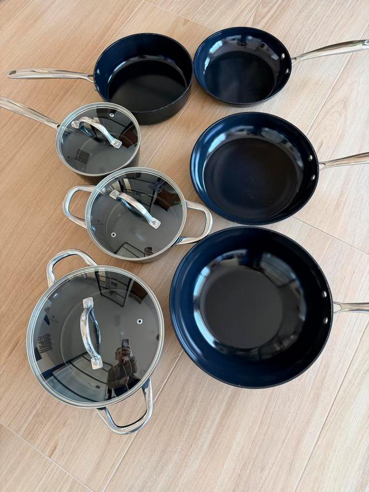 Complete zwarte Cook & Pan pannenset - PFAS-vrij & inductie, Huis en Inrichting, Keuken | Potten en Pannen, Zo goed als nieuw