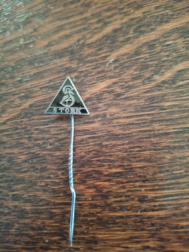 Vintage Stork speldje zwart - Zeldzaam verzamelobject, Verzamelen, Ophalen of Verzenden, Gebruikt, Merk, Speldje of Pin