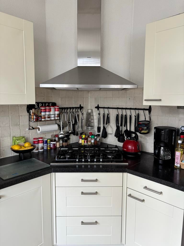 Complete hoekkeuken met inbouwapp, granieten aanrechtblad, Huis en Inrichting, Keuken | Complete keukens, Ophalen, Gebruikt, Hoekkeuken