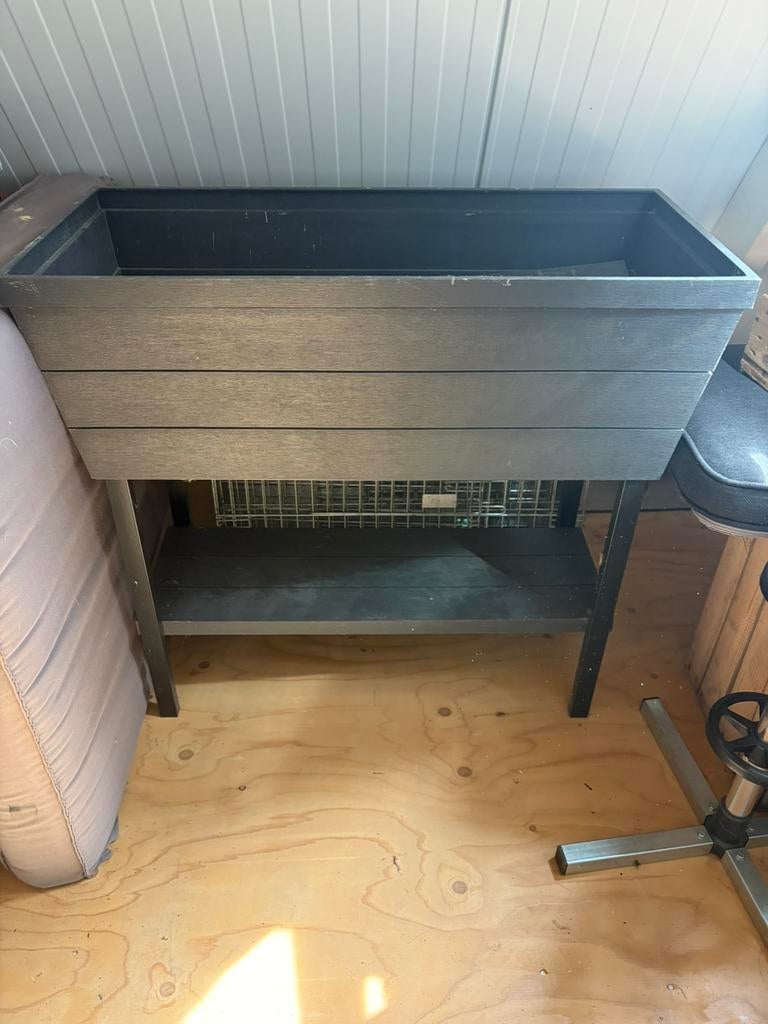 Kunsstof kweekbak op poten, Ophalen, Gebruikt, Kweekbak