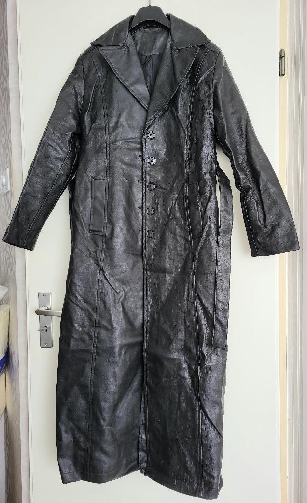 Zwarte lange knoopjas evt tbv cosplay/gothic/anime - maat S, Ophalen of Verzenden, Gebruikt, Bovenkleding