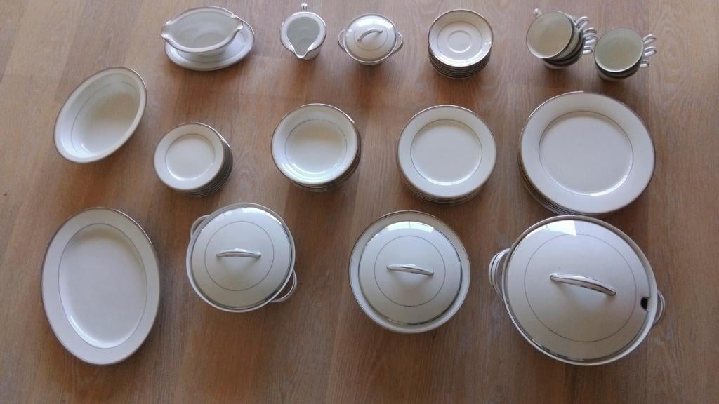 Compleet wit servies 8 delig met zilveren rand.75 euro, Ophalen, Zo goed als nieuw, Effen, Porselein