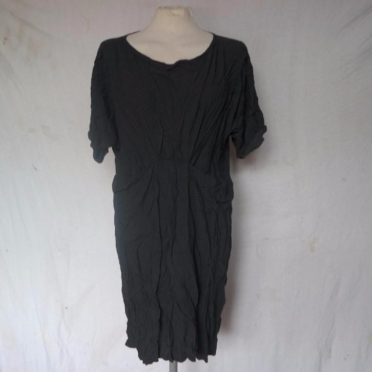 Mooie zwarte jurk.Apart model.Stippen.Mt M, Kleding | Dames, Jurken, Zo goed als nieuw, Maat 38/40 (M), Zwart, Knielengte, Ophalen of Verzenden